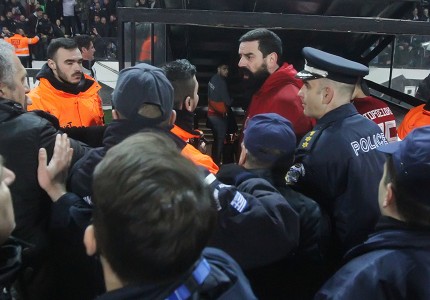 Εικόνες από την ένταση στο τέλος