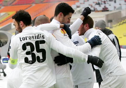 Έτσι αγαπάει ο Πειραιάς (photos, video)