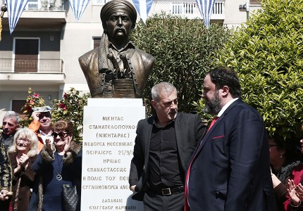 Τα αποκαλυπτήρια της προτομής του Νικηταρά από τον Β. Μαρινάκη