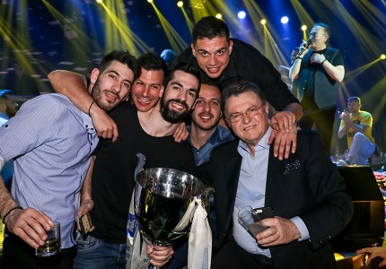 Μετά το γλέντι στην ΑΕΚ, γλέντι και στα μπουζούκια