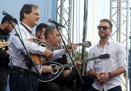 Μία γροθιά και η χειραψία νικητή! (photos)