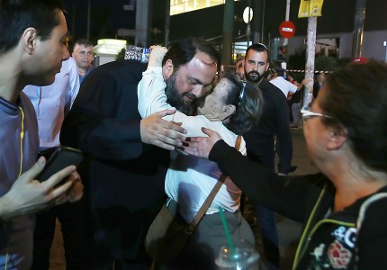 Μία γροθιά και η χειραψία νικητή! (photos)
