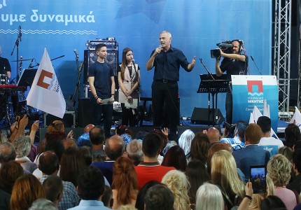 Μία γροθιά και η χειραψία νικητή! (photos)