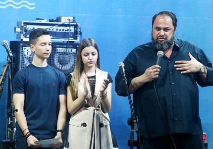 Μία γροθιά και η χειραψία νικητή! (photos)