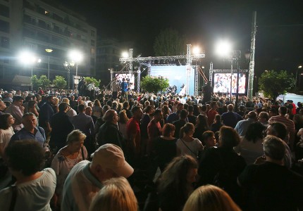 Μία γροθιά και η χειραψία νικητή! (photos)