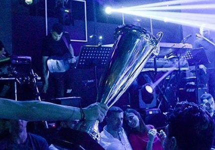 Με την κούπα σε περίοπτη θέση!