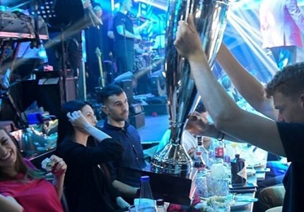 Με την κούπα σε περίοπτη θέση!