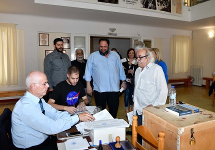 «Πυξίδα σε κάθε ταξίδι. Άσε τι λένε οι δειλοί και οι προσκυνημένοι»