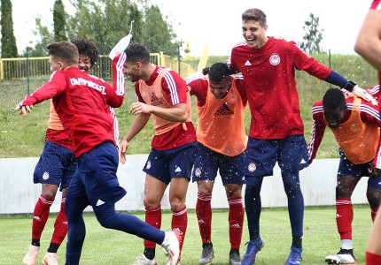 Δουλειά, πανηγυρισμοί, πειράγματα (photos)