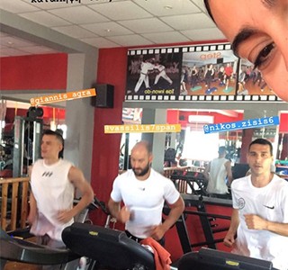 Διακοπές, αλλά και φουλ δουλειά ο αρχηγός! (photo)