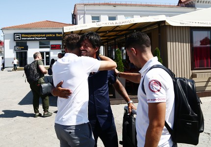 Με σημαία του Ολυμπιακού η άφιξη στο Κράσνονταρ! (photos)