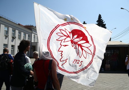 Με σημαία του Ολυμπιακού η άφιξη στο Κράσνονταρ! (photos)