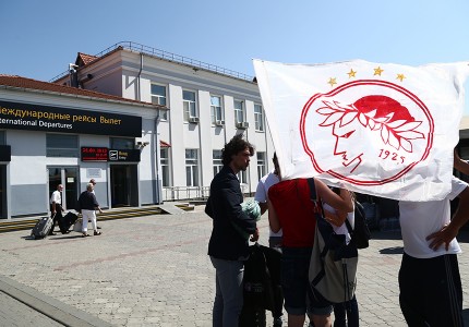 Με σημαία του Ολυμπιακού η άφιξη στο Κράσνονταρ! (photos)