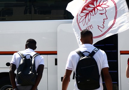 Με σημαία του Ολυμπιακού η άφιξη στο Κράσνονταρ! (photos)