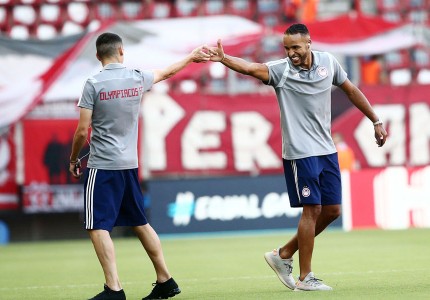 Στο γήπεδο ο Ολυμπιακός (photos)