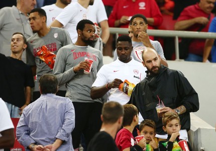 Σύσσωμος ο μπασκετικός Θρύλος στο Ναό (photos)