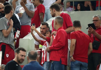 Σύσσωμος ο μπασκετικός Θρύλος στο Ναό (photos)