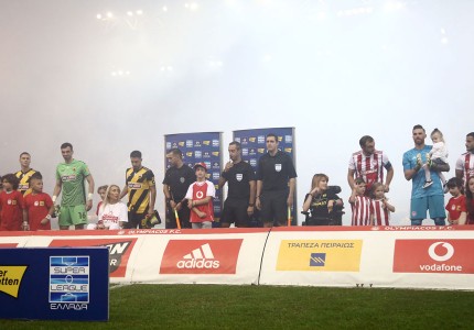 Μεγαλείο: Τόνια και Μυρτώ βλέπουν μαζί το παιχνίδι (photos, video)