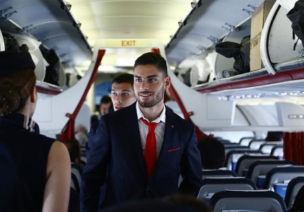 Εικόνες από την «ερυθρόλευκη» αναχώρηση