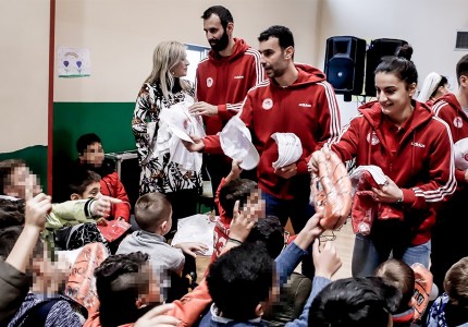 Μοίρασαν χαμόγελα και δώρα (photos)