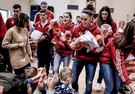 Μοίρασαν χαμόγελα και δώρα (photos)