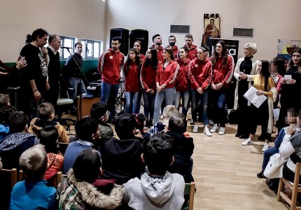 Μοίρασαν χαμόγελα και δώρα (photos)