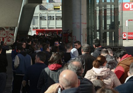 Ατελείωτες ουρές για ένα εισιτήριο! (photos)