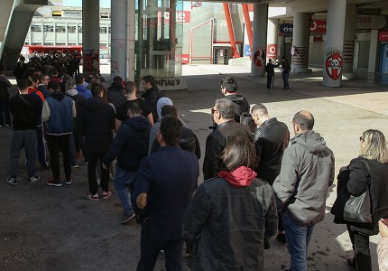 Ατελείωτες ουρές για ένα εισιτήριο! (photos)