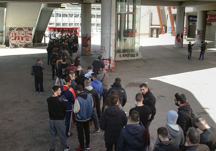 Ατελείωτες ουρές για ένα εισιτήριο! (photos)