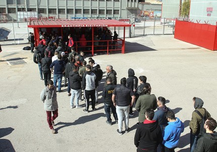 Ατελείωτες ουρές για ένα εισιτήριο! (photos)