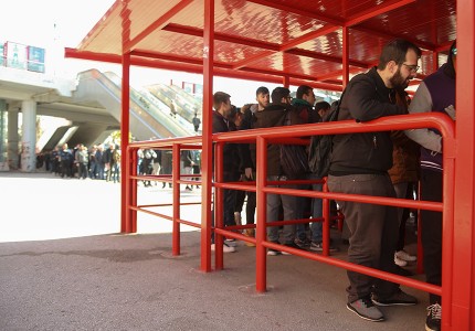 Ατελείωτες ουρές για ένα εισιτήριο! (photos)