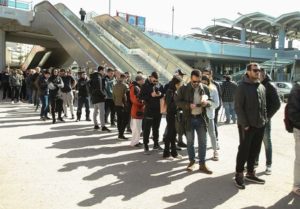 Ατελείωτες ουρές για ένα εισιτήριο! (photos)