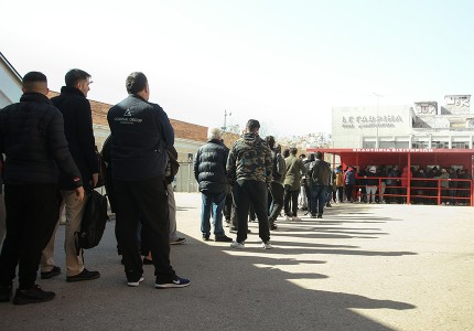 Ατελείωτες ουρές για ένα εισιτήριο! (photos)