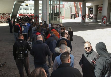 Ατελείωτες ουρές για ένα εισιτήριο! (photos)