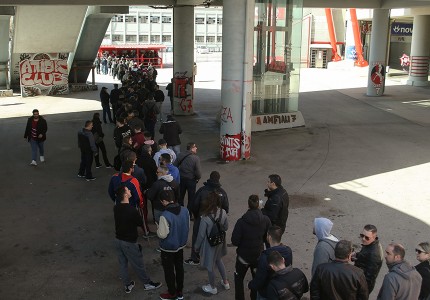 Ατελείωτες ουρές για ένα εισιτήριο! (photos)
