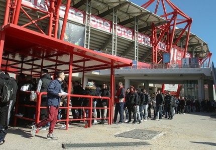 Ατελείωτες ουρές για ένα εισιτήριο! (photos)