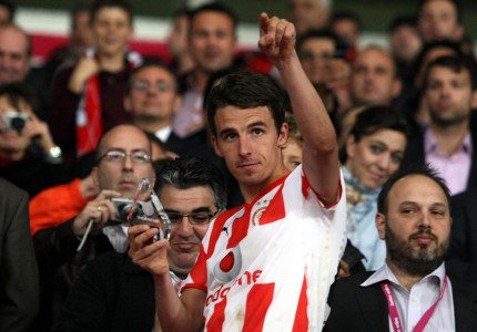 Με μαγκιά και τσαμπουκά, «ερυθρόλευκη» και αυτή η κούπα!