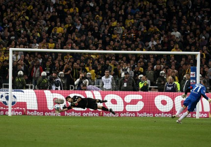 Με μαγκιά και τσαμπουκά, «ερυθρόλευκη» και αυτή η κούπα!