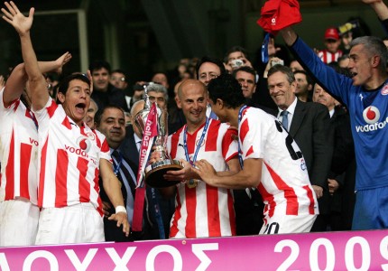 Με μαγκιά και τσαμπουκά, «ερυθρόλευκη» και αυτή η κούπα!