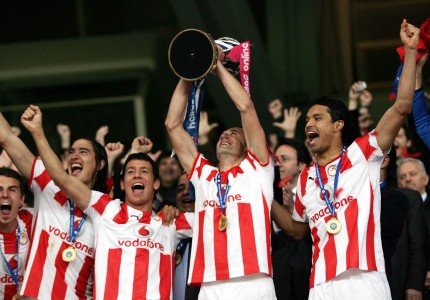 Με μαγκιά και τσαμπουκά, «ερυθρόλευκη» και αυτή η κούπα!