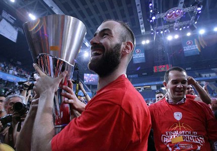 ΜΥΘΙΚΟ αφιέρωμα της ΚΑΕ στον Βασιλιά της Ευρώπης! (photos)