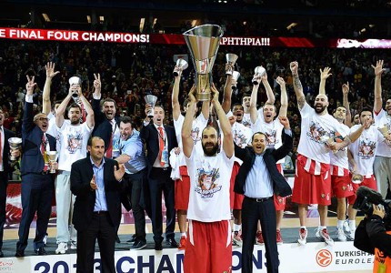 ΜΥΘΙΚΟ αφιέρωμα της ΚΑΕ στον Βασιλιά της Ευρώπης! (photos)