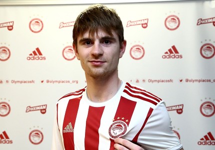 Η «ερυθρόλευκη» φωτογράφιση του νεαρού ταλέντου