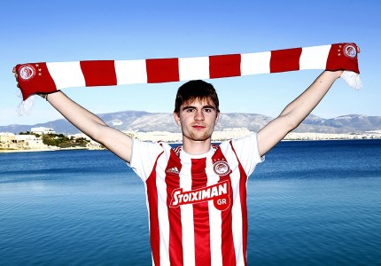 Η «ερυθρόλευκη» φωτογράφιση του νεαρού ταλέντου