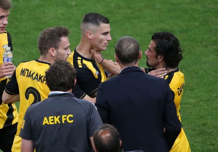 Εντάξει, δεν έπαιξαν και μπουνιές, μόνο από το λαιμό πιάστηκαν! (photos)