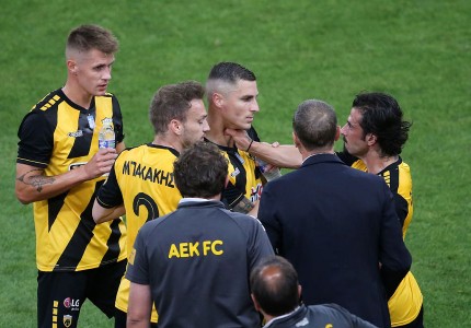 Εντάξει, δεν έπαιξαν και μπουνιές, μόνο από το λαιμό πιάστηκαν! (photos)