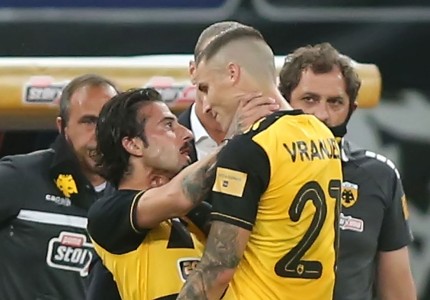 Εντάξει, δεν έπαιξαν και μπουνιές, μόνο από το λαιμό πιάστηκαν! (photos)