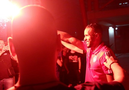 Αποθέωση από το λαό του Θρύλου (photo)