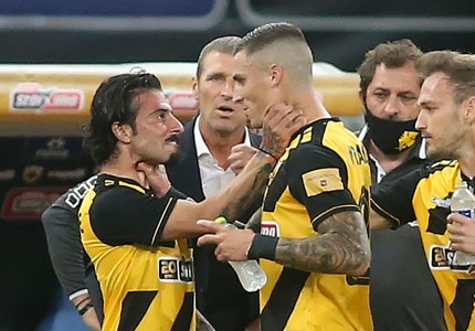 Εντάξει, δεν έπαιξαν και μπουνιές, μόνο από το λαιμό πιάστηκαν! (photos)