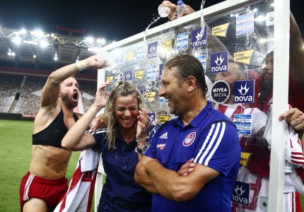 Δεν γλίτωσε το... μπουγέλο ο Μαρτίνς (photos)